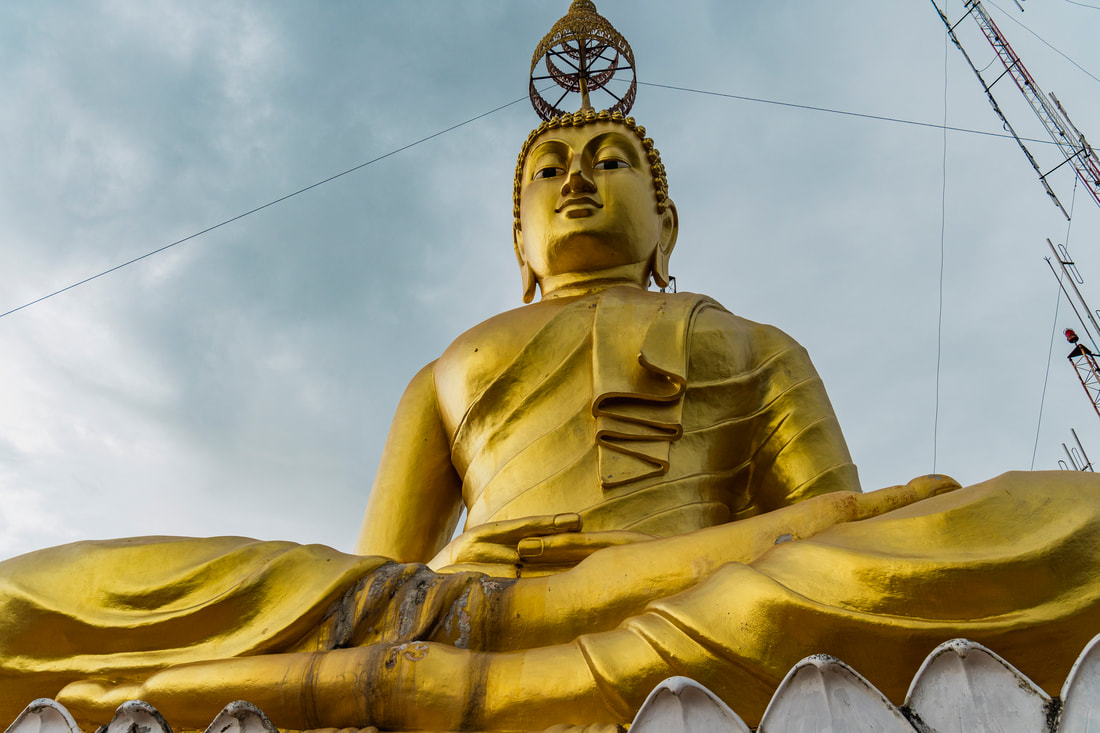 Sitzender goldener Buddha